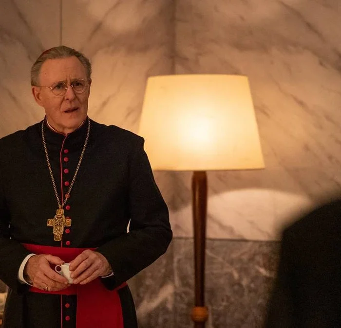 John Lithgow interpretando Tremblay em "Conclave" (2024).