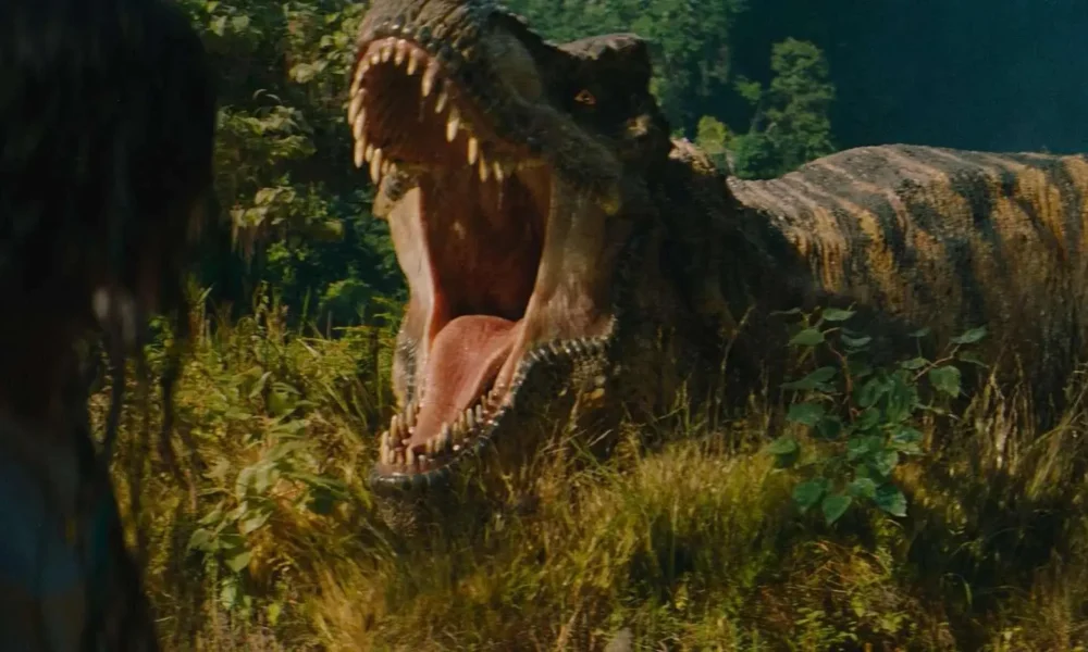 Dinossauro rugindo em "Jurassic World: Recomeço".