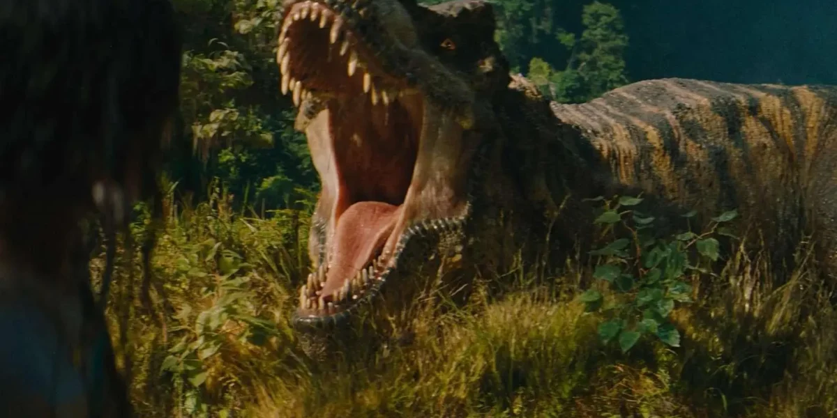 Jurassic World: Recomeço | Scarlett Johansson corre perigo no primeiro trailer Dinossauro rugindo em "Jurassic World: Recomeço".