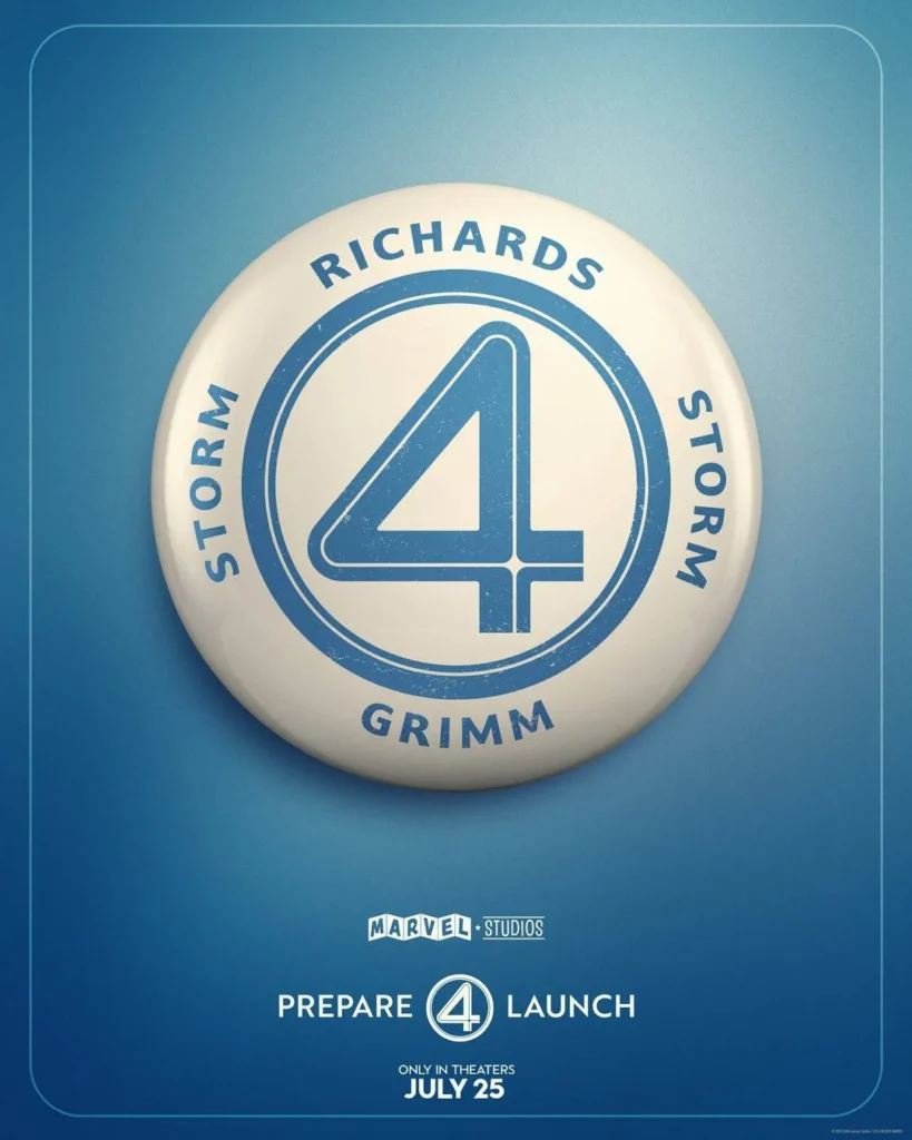 Primeiro Teaser de Quarteto Fantástico é Revelado 1 Pôster em tom azul claro, com detalhes em branco como se representasse um metal, e uma insígnia em branco redonda com detalhes em azul (círculo, o quatro ao meio, nome dos membros do quarteto) promovendo o novo longa, 2025, do Quarteto Fantástico.