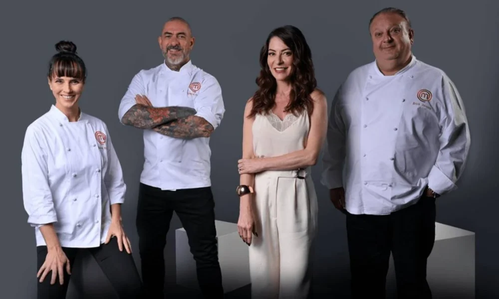 Helena Rizzo, Henrique Fogaça, Ana Paula Padrão, e Érick Jacquin posando para foto promocional do Masterchef. Fundo cinza. Chefes estão de dólmã e a apresentadora com um vestido branco.