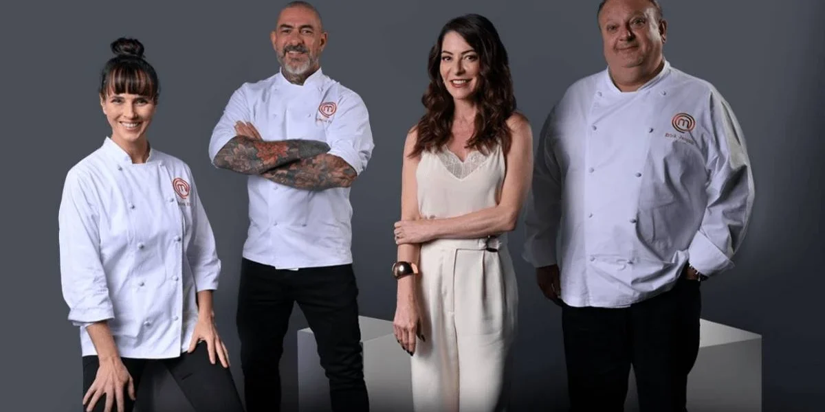 MasterChef | Sem Apresentador, Programa Mudará Formato em 2025 Helena Rizzo, Henrique Fogaça, Ana Paula Padrão, e Érick Jacquin posando para foto promocional do Masterchef. Fundo cinza. Chefes estão de dólmã e a apresentadora com um vestido branco.