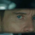 Michael Fassbender como Brandon Colby em "A Agência". Vemos seu rosto olhando através deu uma fresta horizontal.