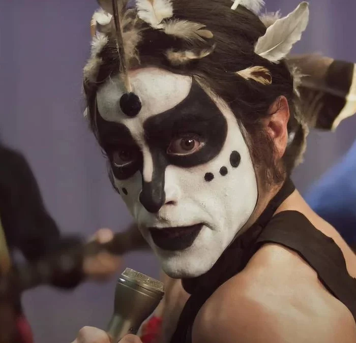 Jesuíta Barbosa caracterizado como Ney Matogrosso na fase dos "Secos e Molhados". Imagem para o filme "Homem com H".