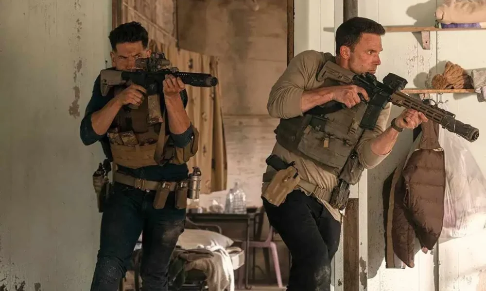 Dois agentes armados com fuzis em "O Contador 2".