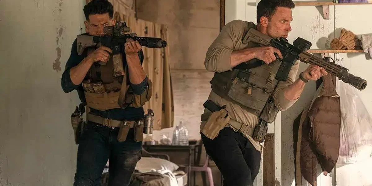 Dois agentes armados com fuzis em "O Contador 2".