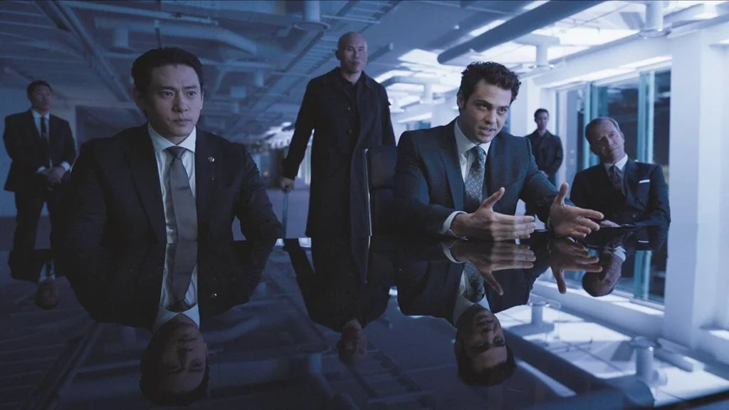 O Recruta (2ª Temporada) | Riscos Maiores e Confusão Internacional 1 Personagens de "O Recruta", da Netflix, em uma mesa da CIA.