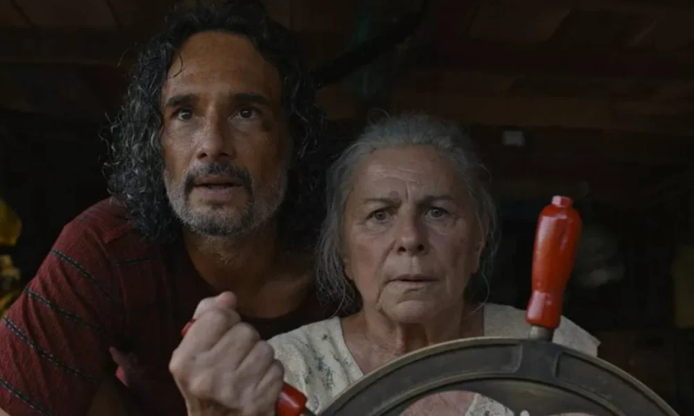 Protagonistas de "O Último AzuL" com um leme e rosto de espanto.