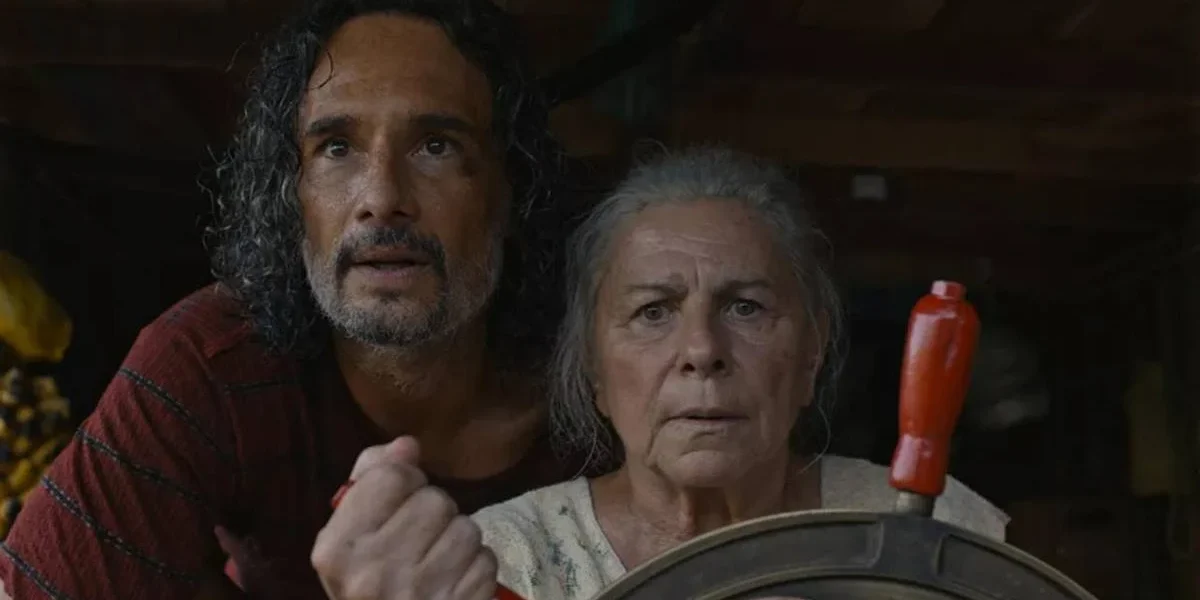 O Último Azul | Filme Brasileiro Leva o Urso de Prata no Festival de Berlim 2025 Protagonistas de "O Último AzuL" com um leme e rosto de espanto.