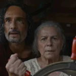 Protagonistas de "O Último AzuL" com um leme e rosto de espanto.