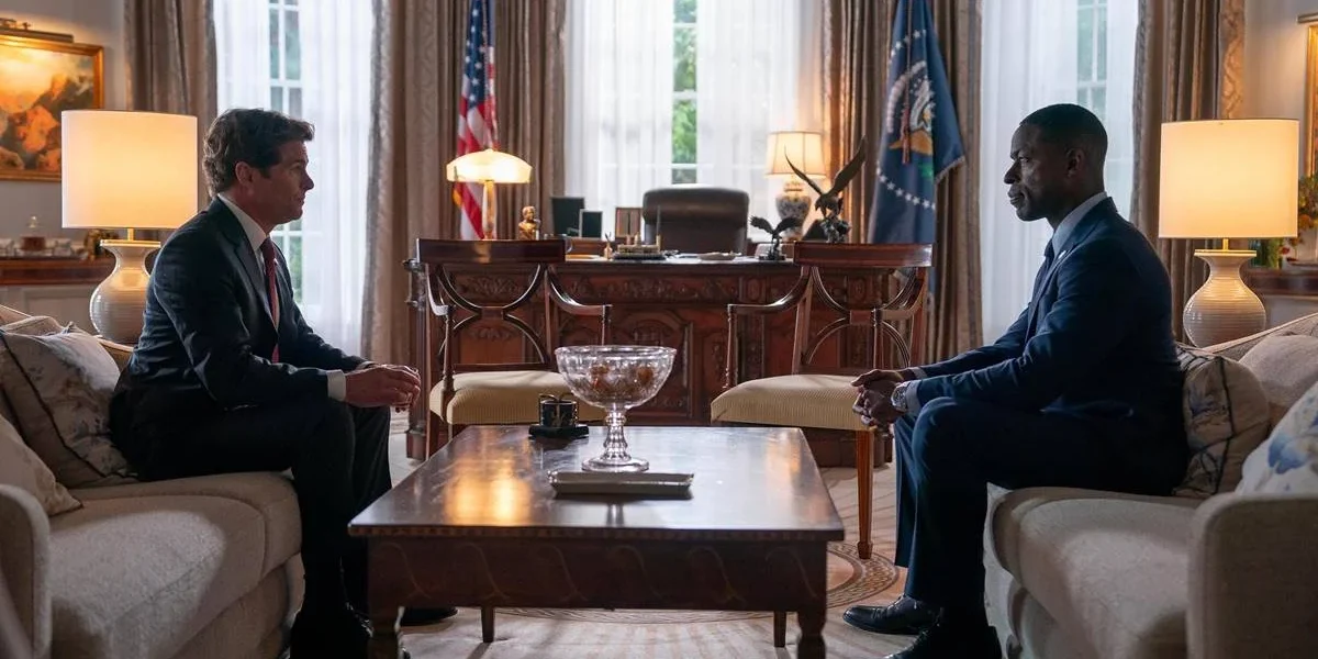 Paradise | Se Você Ainda Não Assistiu, Corra Antes dos Spoilers O Presidente Cal Bradford, à esquerda, e o protagonista Xavier Collins, à direita, interpretados por James Marsden e Sterling K. Brown, respectivamente, conversando cara a cara em sofás diferentes no Salão Oval da Casa Branca na série "Paradise", primeiro episódio da primeira temporada.