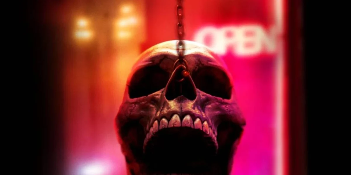 Coitado do Tatuador no Teaser de “Premonição 6: Laços de Sangue”. Veja! Uma caveira com uma corrente segurando-na pelo nariz, ela está com a boca aberta como se gritasse. Atrás dela há luzes neon e a palavra "on" em um letreiro de bar.