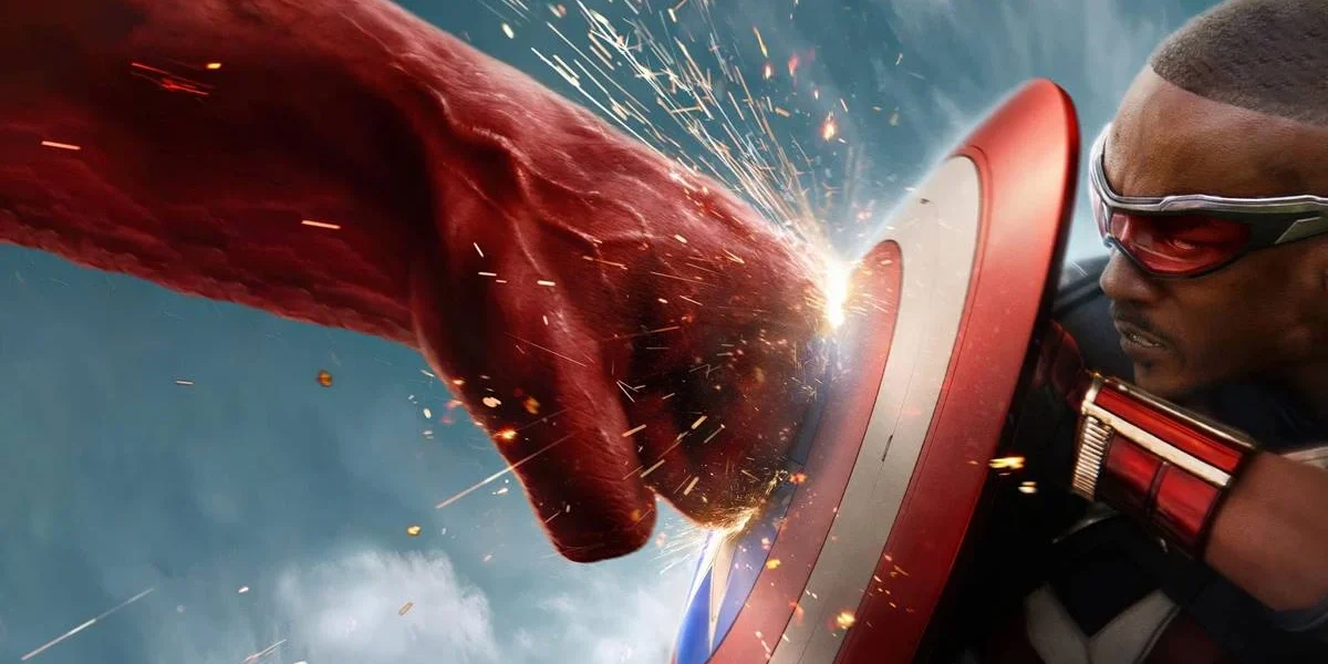 Hulk vermelho socando o novo Capitão América, o ex-Falcão Sam Wilson, defendendo-se com o escudo.