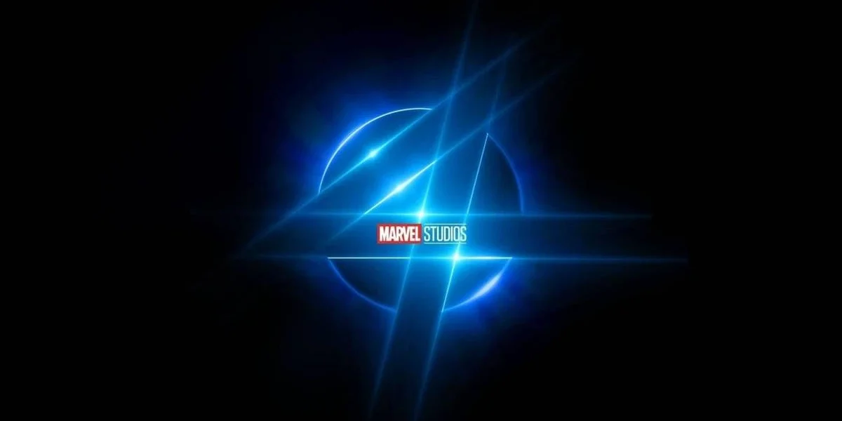 “Quarteto Fantástico: Primeiros Passos” Ganha Trailer Nessa Terça (04) Símbolo do quarteto fantástico, um quatro neon em um círculo azul da mesma cor, com o logo da Marvel ao centro, em um fundo preto.