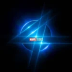 Símbolo do quarteto fantástico, um quatro neon em um círculo azul da mesma cor, com o logo da Marvel ao centro, em um fundo preto.