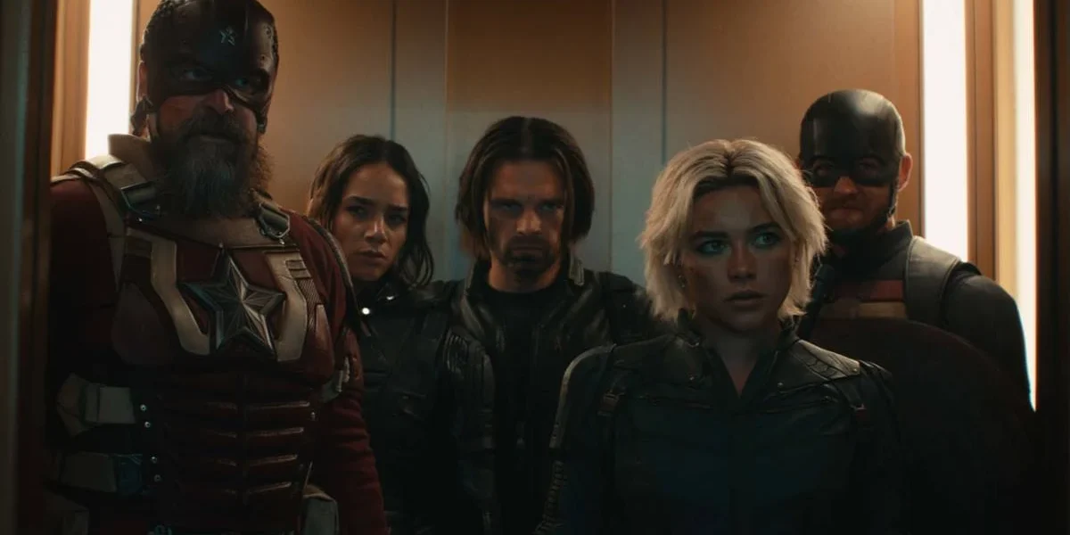 Equipe do longa "Thunderbolts*", da Marvel, em elevador.
