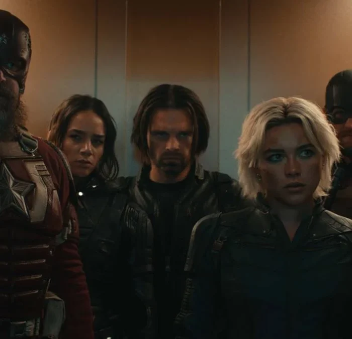 Equipe do longa "Thunderbolts*", da Marvel, em elevador.