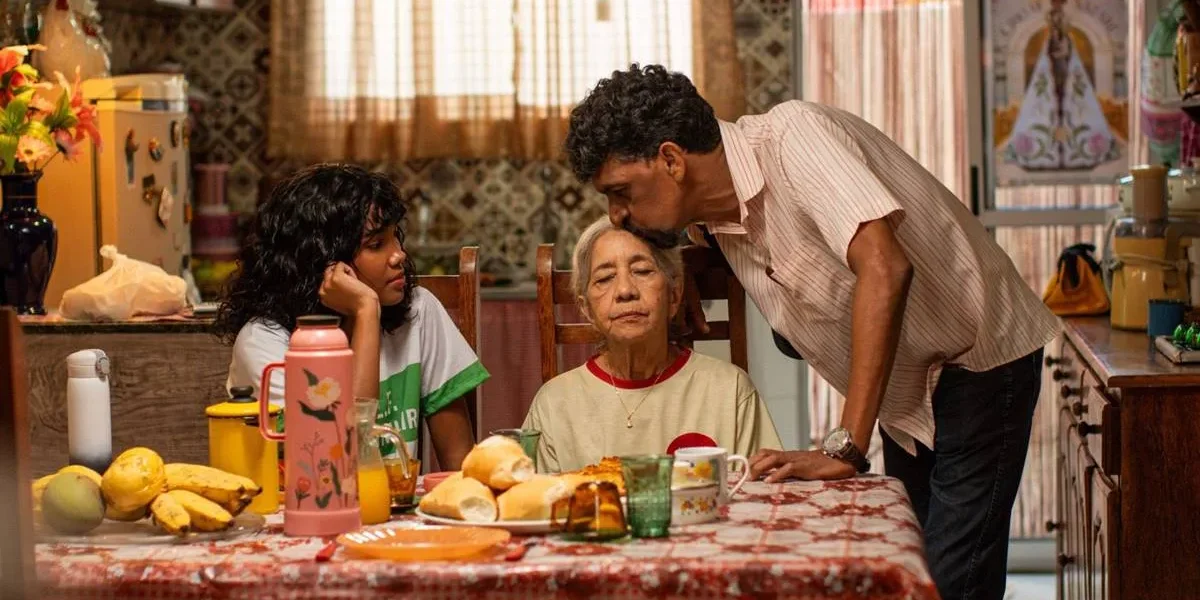 Tela Quente | “Vatapá ou Maniçoba” Vai ao Ar Hoje, 03 de Fevereiro Imagem da família paraense protagonista do longa "Vatapá ou Maniçoba?"