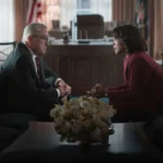 Avatar: Seven Havens | Nickelodeon Anúncia Continuação de Lenda de Aang e Korra Robert Deniro, à esquerda, e Angela Basset, à direita, em dois sofás diferentes, se olhando. Há uma mesa ao centro na frente da cãmera e um buquê branco. Eles estão no Salão Oval e são os presidentes George Mullen e Evelyn Mitchell, conversando na série "Dia Zero", da Netflix.