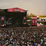 Imagem do palco Budweiser durante a apresentação de Girl In Red no Lollapalooza 2025.