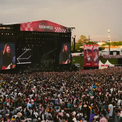 Imagem do palco Budweiser durante a apresentação de Girl In Red no Lollapalooza 2025.