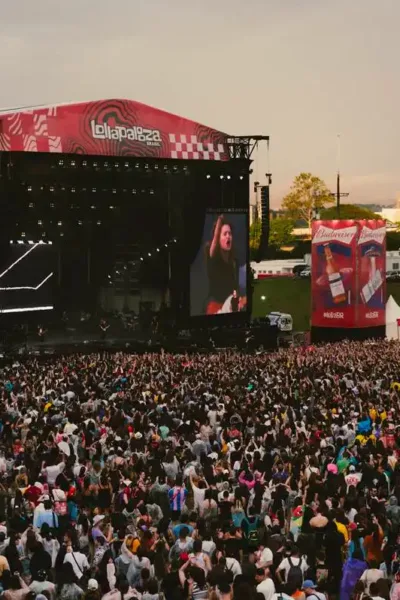 Imagem do palco Budweiser durante a apresentação de Girl In Red no Lollapalooza 2025.