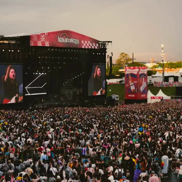 Imagem do palco Budweiser durante a apresentação de Girl In Red no Lollapalooza 2025.