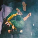 Citadel | Franquia da Série Tem Futuro Incerto no Prime Video Benson Boone em meio a salto mortal no seu show no Lollapalooza Brasil 2025. Ele está usando roupas com as cores da bandeira do Brasil.