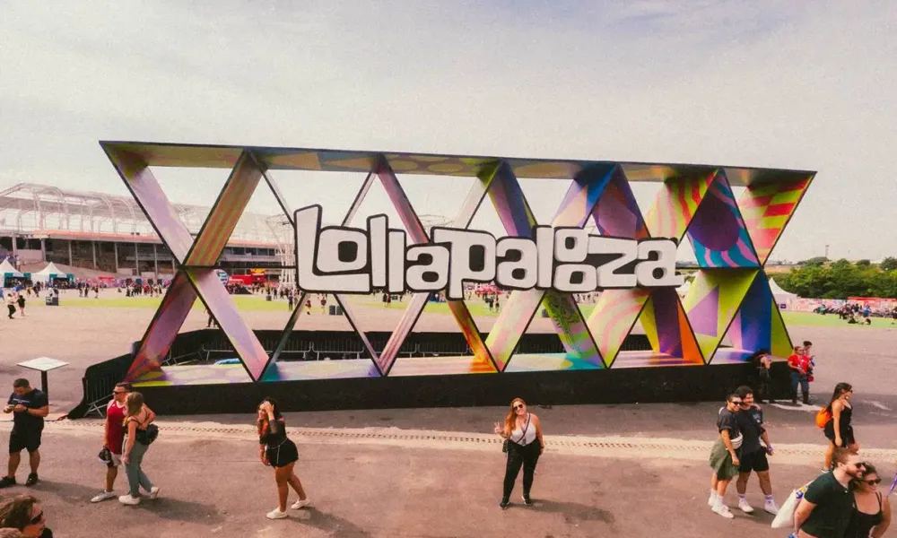 Vista para um logo do Lollapalooza gigante no festival, especificamente na edição de 2025.