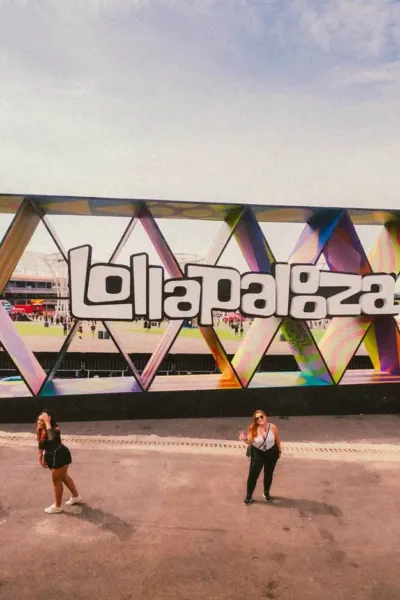 Vista para um logo do Lollapalooza gigante no festival, especificamente na edição de 2025.