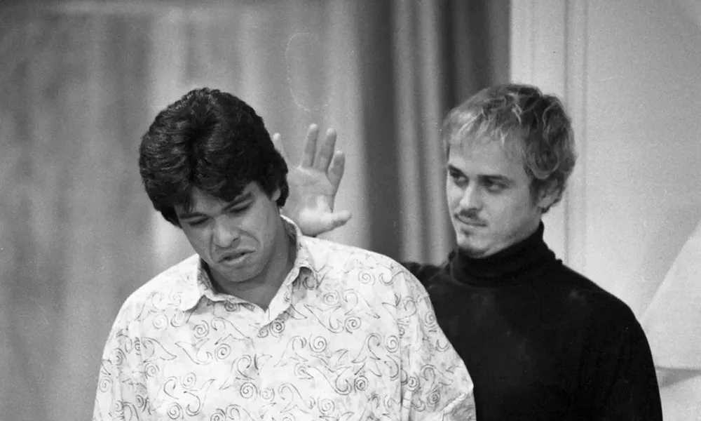 Fotografia em preto e branco da novela "A Viagem" (1994) com Alexandre perturbando, do plano espiritual, personagem entre os vivos.