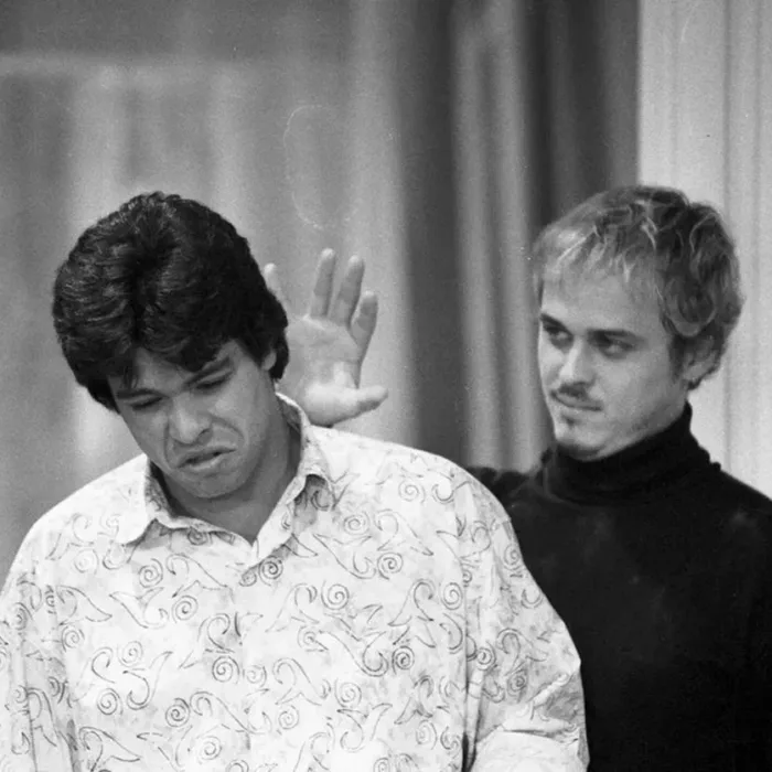 Fotografia em preto e branco da novela "A Viagem" (1994) com Alexandre perturbando, do plano espiritual, personagem entre os vivos.