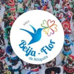 Logo da Beija-Flor de Nilópolis sobreposto a uma imagem da Sapucaí.