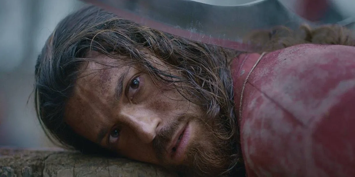 El Turco | Can Yaman Esbanja Simpatia ao Desembarcar no Brasil Can Yaman como o protagonista da série "O Turco". Ele possui uma arma sob sua cabeça e está prestes a ser atacado.