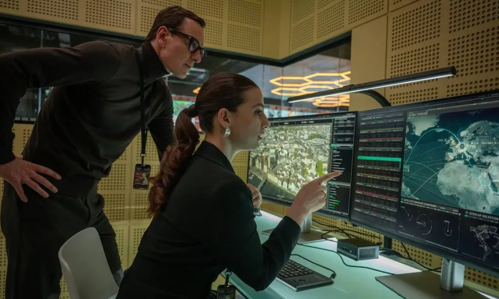 Protagonistas de "Código Preto" (2025) analisando dados em um computador.