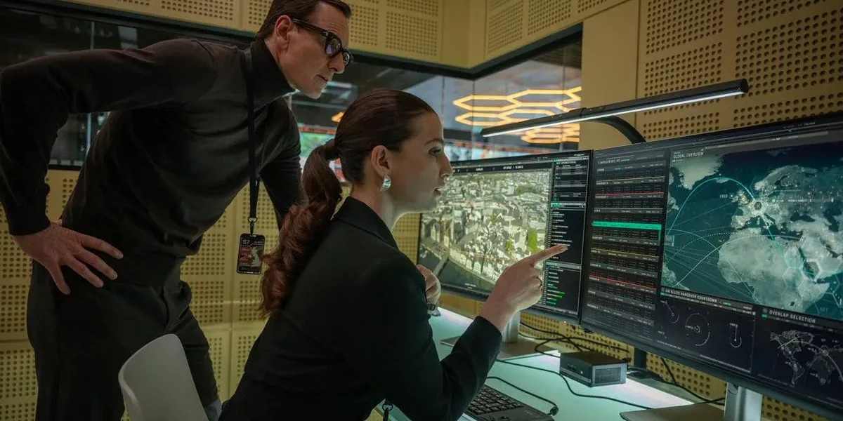 Protagonistas de "Código Preto" (2025) analisando dados em um computador.