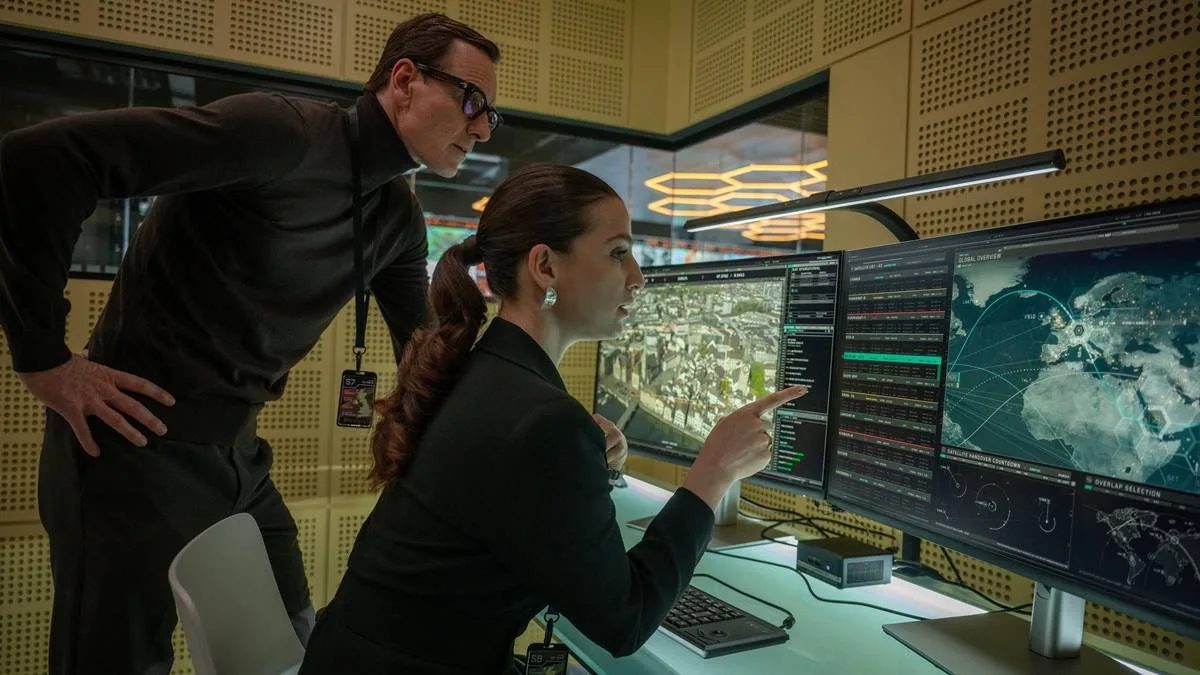 Código Preto | A Mistura Perfeita de Filmes de Espiões com Romances de Mistério 2 Protagonistas de "Código Preto" (2025) analisando dados em um computador.