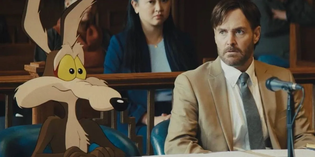 Coiote ao lado de seu advogado no filme "Coiote vs. Acme". Imagem mistura animação 2D com live-action.