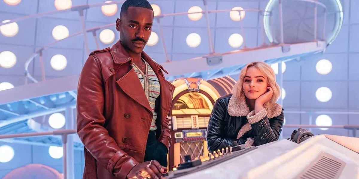 Ncuti Gatwa, esquerda, e Millie Gibson, direita, em uma sala ultratecnológica no reboot de "Doctor Who".