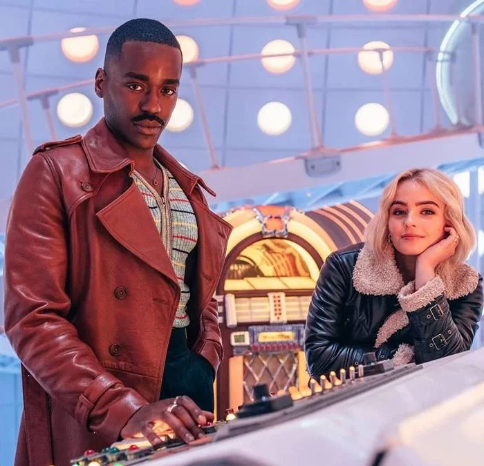 Ncuti Gatwa, esquerda, e Millie Gibson, direita, em uma sala ultratecnológica no reboot de "Doctor Who".