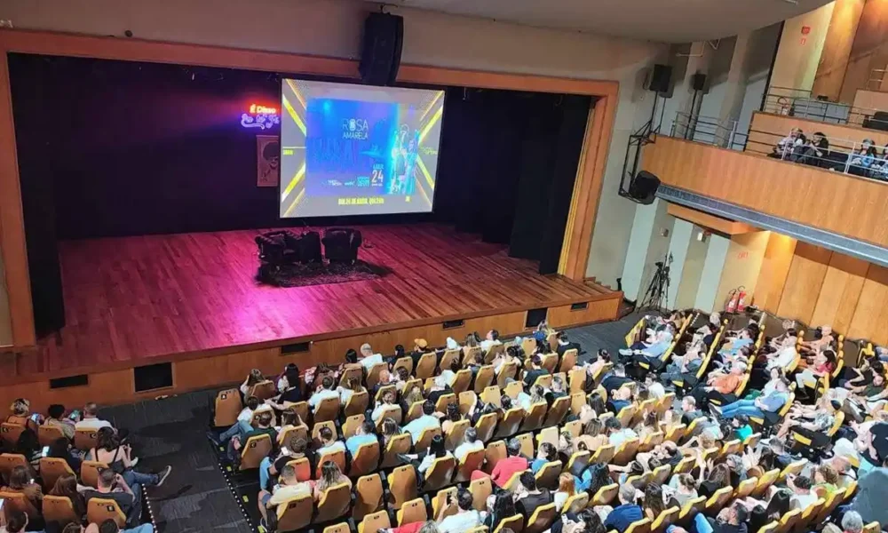Teatro lotado para apresentação da peça "É disso eu que tô falando", do humorista Marco Luque.