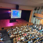 Teatro lotado para apresentação da peça "É disso eu que tô falando", do humorista Marco Luque.
