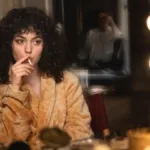 Anamaria Vartolomei como Maria Schneider em "Being Maria". Ela está em um camarim fumando.