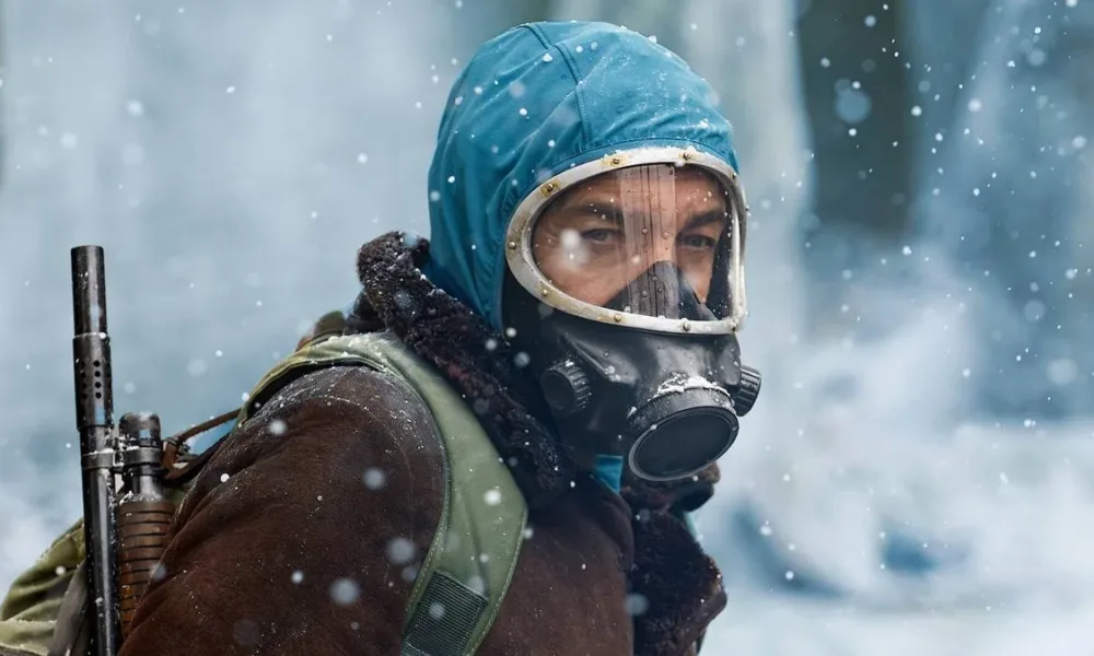 Ricardo Darín como Juan Salvo, de máscara entre a neve, para a série "O Eternauta".