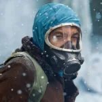 Reacher | 3ª Temporada e a Consolidação de Um Sucesso Ricardo Darín como Juan Salvo, de máscara entre a neve, para a série "O Eternauta".