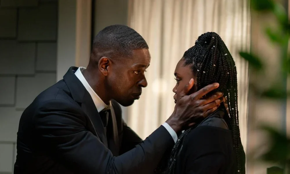 Sterling K. Brown (esquerda) e Aliyah Mastin (direita) fazendo papel de pai e filha na série "Paradise". Ele está de terno, curvado, olhando a filha nos olhos enquanto coloca suas mãos na nuca em conforto.