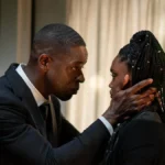 Sterling K. Brown (esquerda) e Aliyah Mastin (direita) fazendo papel de pai e filha na série "Paradise". Ele está de terno, curvado, olhando a filha nos olhos enquanto coloca suas mãos na nuca em conforto.