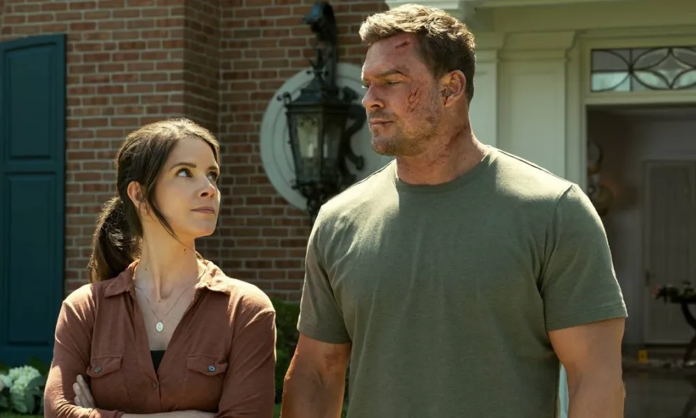 Imagem promocional do último episódio da terceira temporada de Reacher, com o protagonista olhando sua aliada de dia, ele com o rosto meio ensanguentado, mas bem.