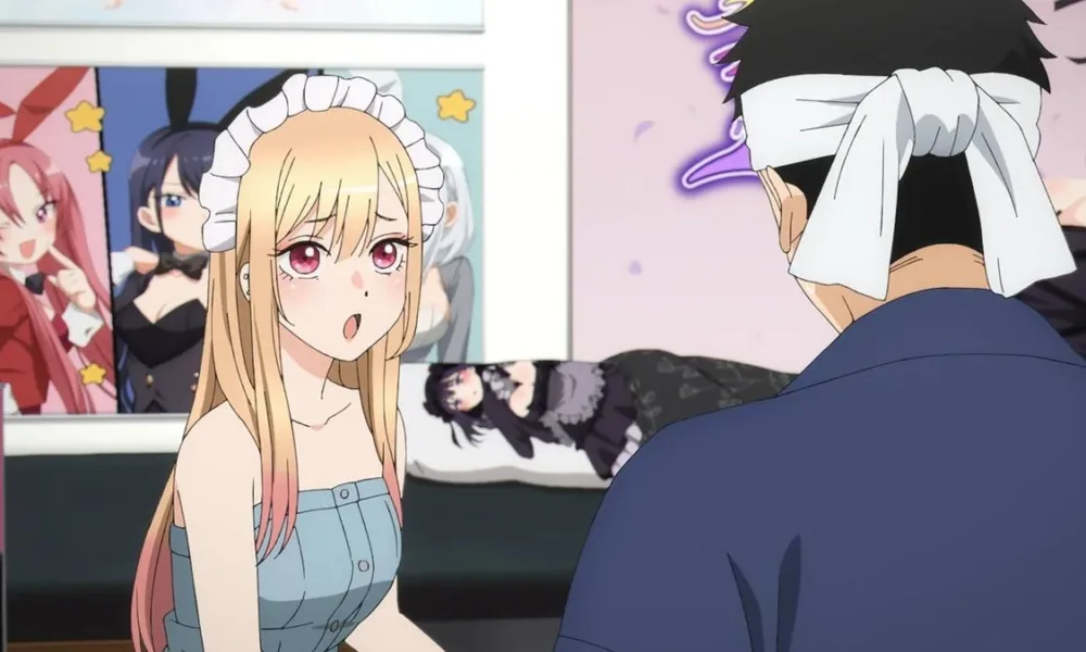 Marin, esquerda, olhando para Gojo, de costas para o espectador. Imagem do anime "My Dress-up Darling" ou "Sono Bisque Doll". Ela está preparando um cosplay de maid, e o rapaz, vestido com roupas de artesão, ouve para ajudá-la.