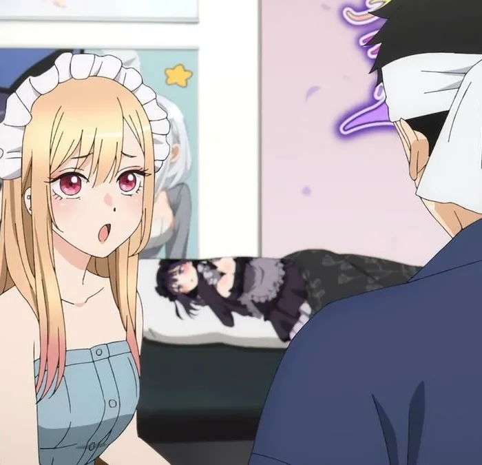 Marin, esquerda, olhando para Gojo, de costas para o espectador. Imagem do anime "My Dress-up Darling" ou "Sono Bisque Doll". Ela está preparando um cosplay de maid, e o rapaz, vestido com roupas de artesão, ouve para ajudá-la.